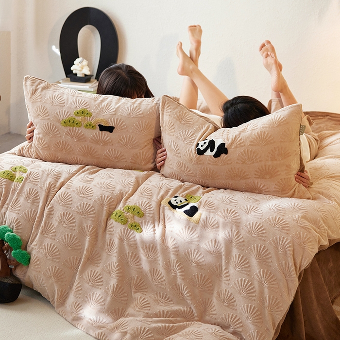 91家纺网 家纺一手货源 找家纺 安莱生活 2023新款雕花绒牛奶绒毛巾绣“青松躺平”四件套放青松-棕松