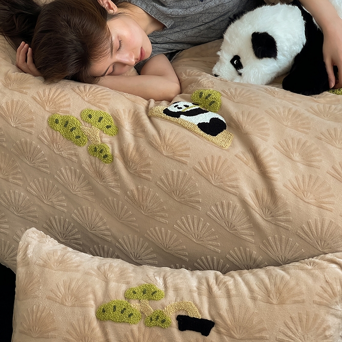 91家纺网 家纺一手货源 找家纺 安莱生活 2023新款雕花绒牛奶绒毛巾绣青松躺平四件套 放青松-棕松