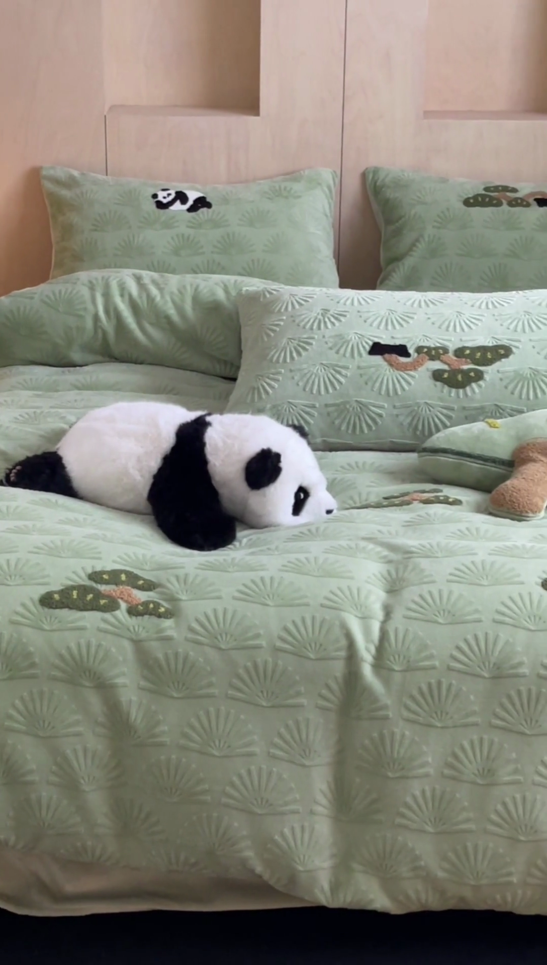 91家纺网 家纺一手货源 找家纺 安莱生活 2023新款雕花绒牛奶绒毛巾绣青松躺平四件套 放青松-翠松