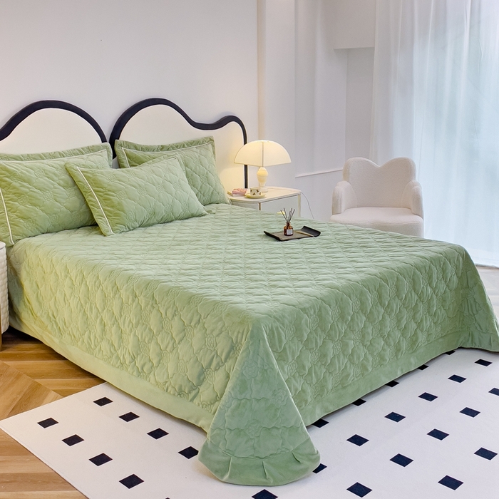 91家纺网 家纺一手货源 找家纺 优乐家纺 2025新款高克重宝宝绒夹棉床盖系列三件套 爱丽丝-青春绿