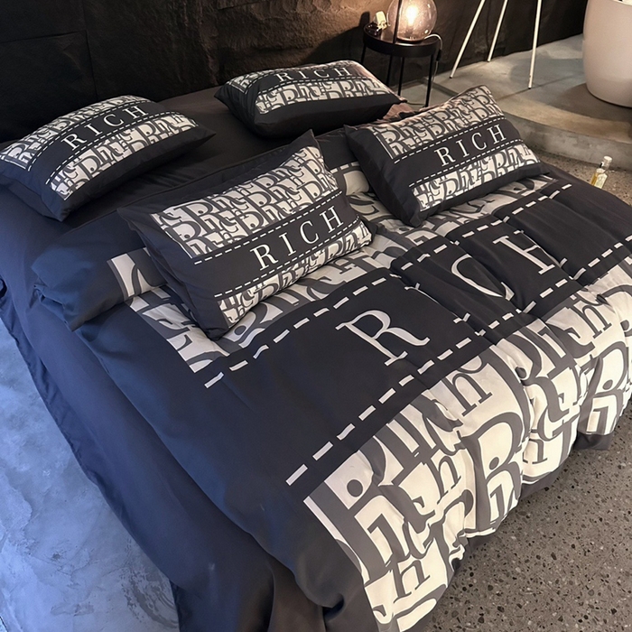 91家纺网 家纺一手货源 找家纺 色鬼 2023新款轻奢潮牌大牌风棉加绒四件套印花牛奶绒四件套 来财绒