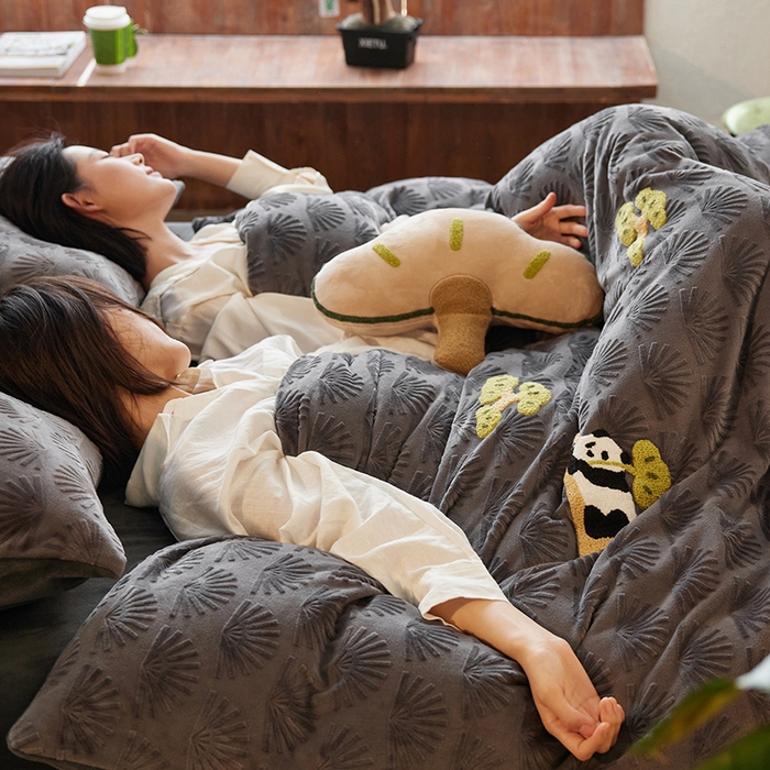 91家纺网 家纺一手货源 找家纺 安莱生活 2023新款雕花绒牛奶绒毛巾绣“青松躺平”四件套放青松-黑松