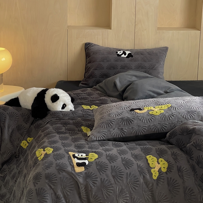 91家纺网 家纺一手货源 找家纺 安莱生活 2023新款雕花绒牛奶绒毛巾绣青松躺平四件套 放青松-黑松