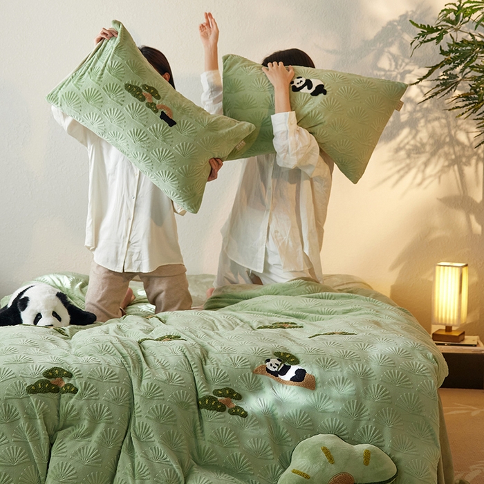 91家纺网 家纺一手货源 找家纺 （总）安莱生活2023新款雕花绒牛奶绒毛巾绣“青松躺平”四件套-风格一