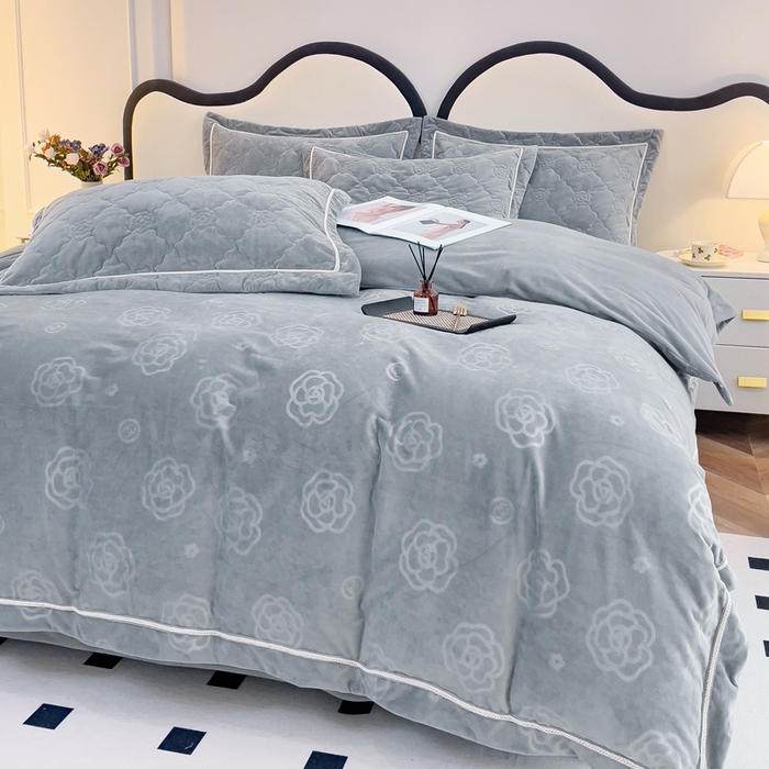 91家纺网 家纺一手货源 找家纺 优乐家纺 2025新款高克重宝宝绒夹棉床盖四件套 爱丽丝-贵族灰