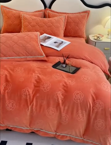 91家纺网 家纺一手货源 找家纺 优乐家纺 2025新款高克重宝宝绒夹棉床盖四件套 爱丽丝-香橙橘