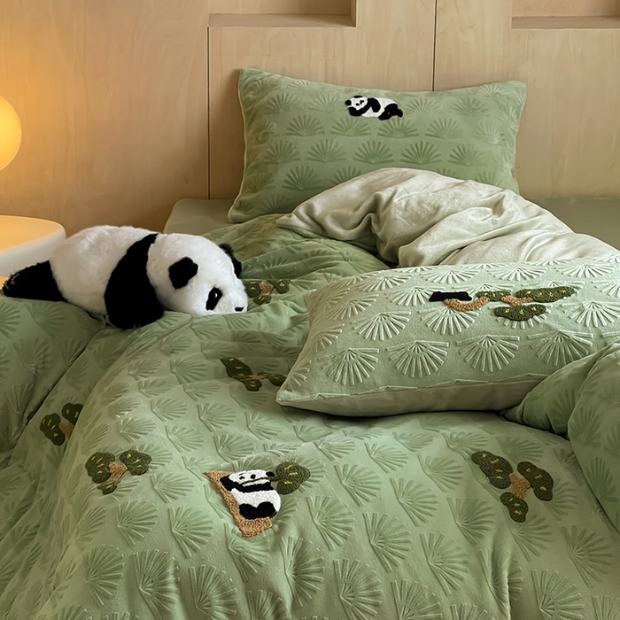 91家纺网 家纺一手货源 找家纺 安莱生活 2023新款雕花绒牛奶绒毛巾绣青松躺平四件套 放青松-翠松