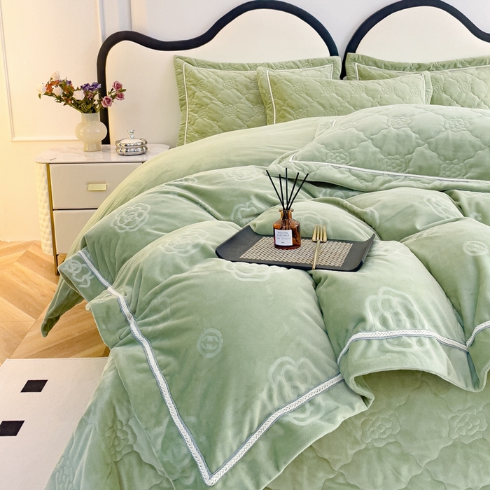 91家纺网 家纺一手货源 找家纺 优乐家纺 2025新款高克重宝宝绒夹棉床盖四件套 爱丽丝-青春绿