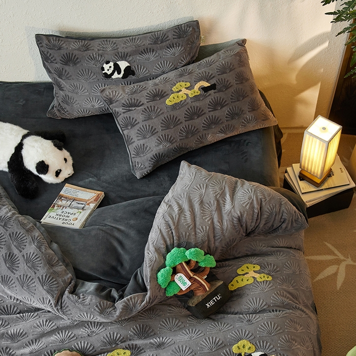 91家纺网 家纺一手货源 找家纺 安莱生活 2023新款雕花绒牛奶绒毛巾绣“青松躺平”四件套放青松-黑松