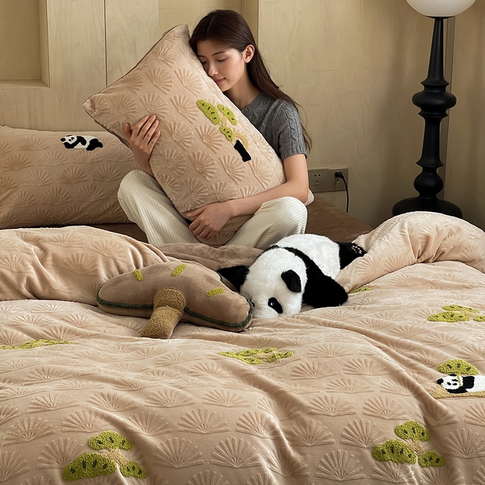 91家纺网 家纺一手货源 找家纺 安莱生活 2023新款雕花绒牛奶绒毛巾绣青松躺平四件套 放青松-棕松