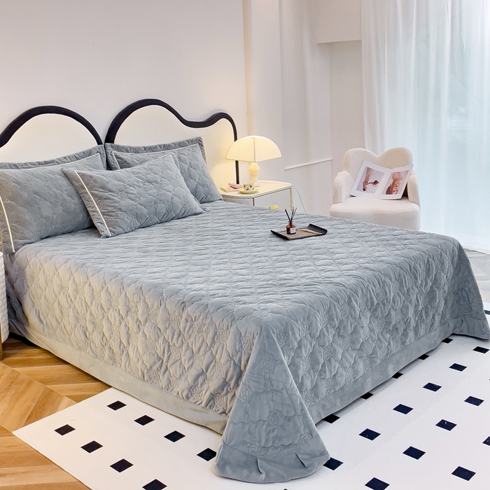 91家纺网 家纺一手货源 找家纺 优乐家纺 2025新款高克重宝宝绒夹棉床盖系列三件套 爱丽丝-贵族灰