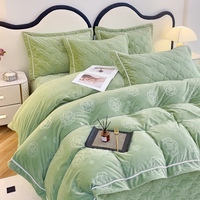 91家纺网 家纺一手货源 找家纺 优乐家纺 2025新款高克重宝宝绒夹棉床盖四件套 爱丽丝-青春绿