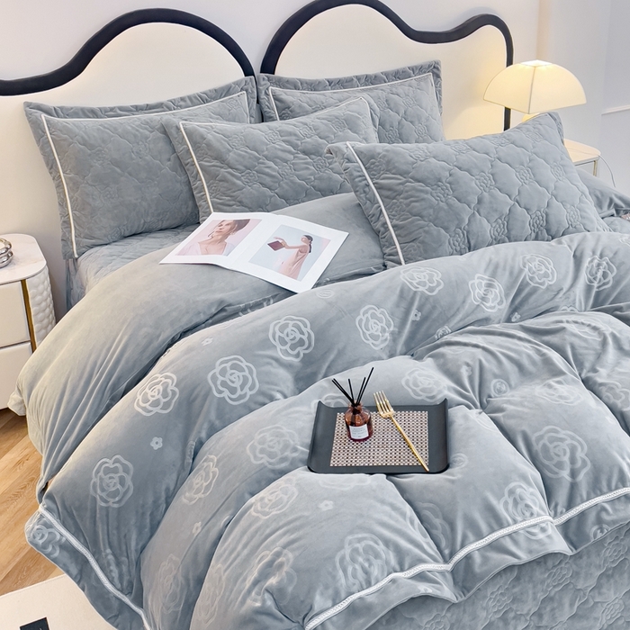 91家纺网 家纺一手货源 找家纺 优乐家纺 2025新款高克重宝宝绒夹棉床盖四件套 爱丽丝-贵族灰