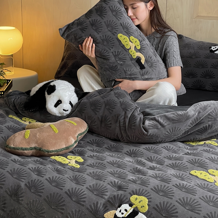 91家纺网 家纺一手货源 找家纺 安莱生活 2023新款雕花绒牛奶绒毛巾绣青松躺平四件套 放青松-黑松