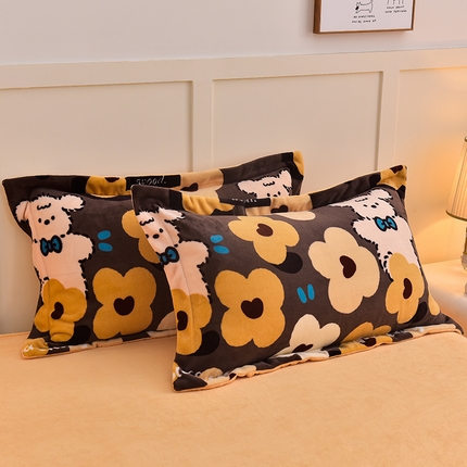 91家纺网 家纺一手货源 找家纺 简一 2024新款高克重牛奶绒迪士尼系列单枕套 巧克力熊