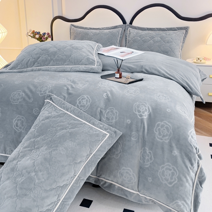 91家纺网 家纺一手货源 找家纺 优乐家纺 2025新款高克重宝宝绒夹棉床盖四件套 爱丽丝-贵族灰