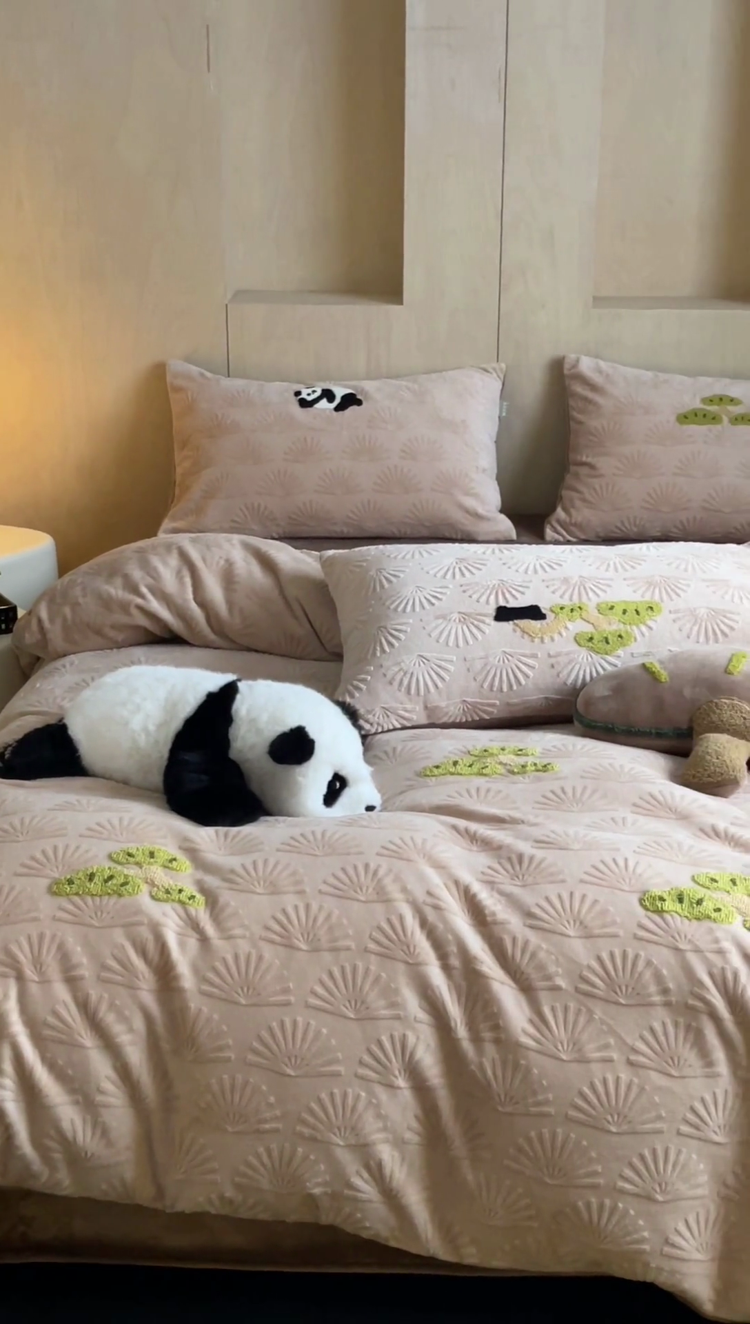 91家纺网 家纺一手货源 找家纺 安莱生活 2023新款雕花绒牛奶绒毛巾绣青松躺平四件套 放青松-棕松