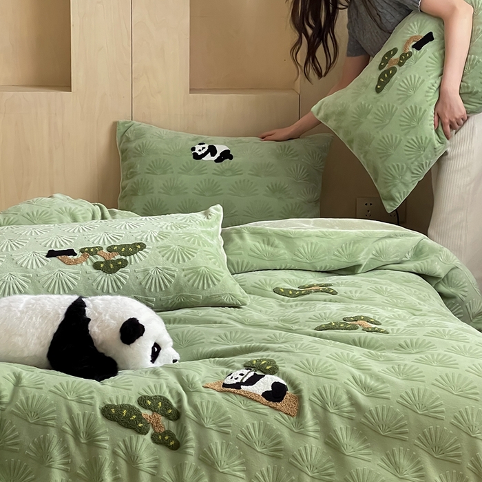 91家纺网 家纺一手货源 找家纺 安莱生活 2023新款雕花绒牛奶绒毛巾绣青松躺平四件套 放青松-翠松