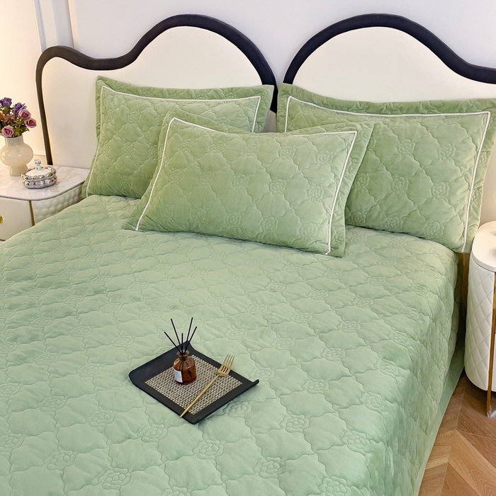 91家纺网 家纺一手货源 找家纺 优乐家纺 2025新款高克重宝宝绒夹棉床盖系列三件套 爱丽丝-青春绿