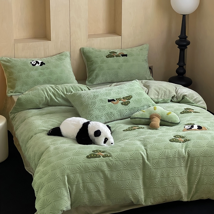 91家纺网 家纺一手货源 找家纺 安莱生活 2023新款雕花绒牛奶绒毛巾绣青松躺平四件套 放青松-翠松