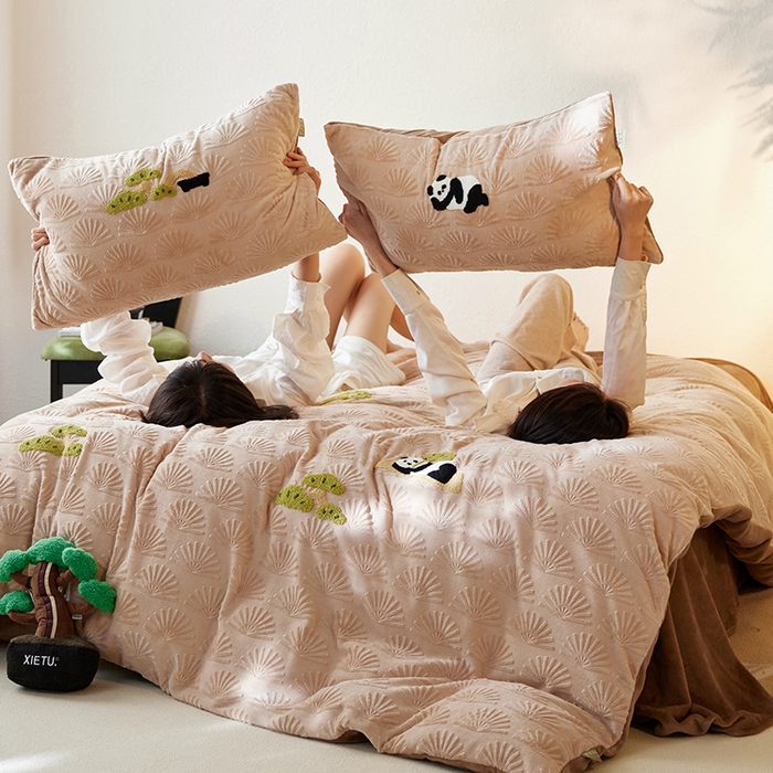 91家纺网 家纺一手货源 找家纺 安莱生活 2023新款雕花绒牛奶绒毛巾绣“青松躺平”四件套放青松-棕松