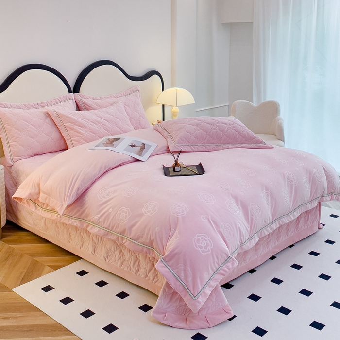 91家纺网 家纺一手货源 找家纺 优乐家纺 2025新款高克重宝宝绒夹棉床盖四件套 爱丽丝-爱情粉