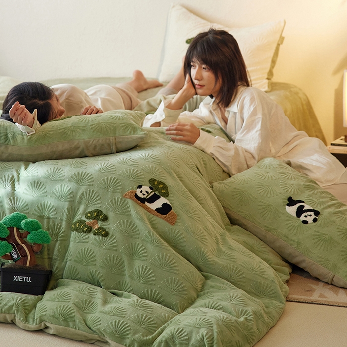 91家纺网 家纺一手货源 找家纺 （总）安莱生活2023新款雕花绒牛奶绒毛巾绣“青松躺平”四件套-风格一