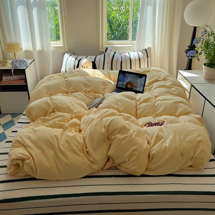 91家纺网 家纺一手货源 找家纺 塔塔家居 2025新款美式混搭小刺绣牛奶绒四件套 绿条黄