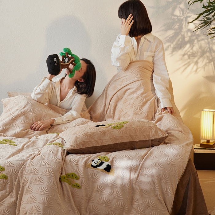 91家纺网 家纺一手货源 找家纺 安莱生活 2023新款雕花绒牛奶绒毛巾绣“青松躺平”四件套放青松-棕松