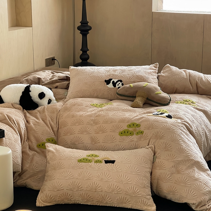 91家纺网 家纺一手货源 找家纺 安莱生活 2023新款雕花绒牛奶绒毛巾绣青松躺平四件套 放青松-棕松