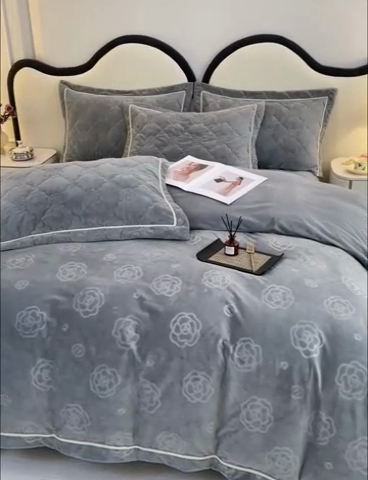 91家纺网 家纺一手货源 找家纺 优乐家纺 2025新款高克重宝宝绒夹棉床盖四件套 爱丽丝-贵族灰