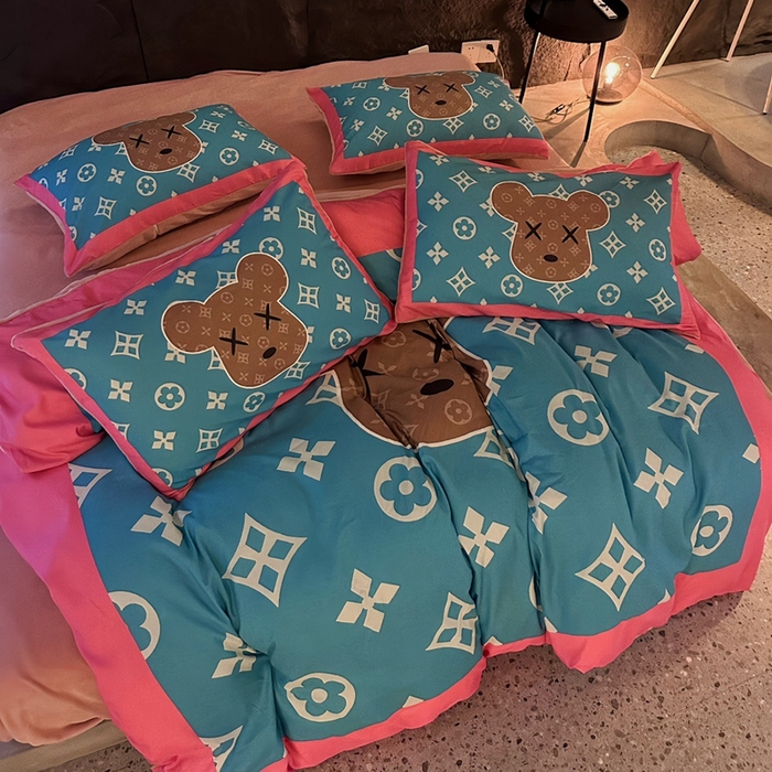 91家纺网 家纺一手货源 找家纺 色鬼 2023新款轻奢潮牌大牌风棉加绒四件套印花牛奶绒四件套 湖蓝熊