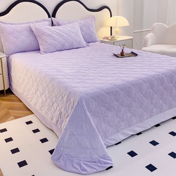 91家纺网 家纺一手货源 找家纺 优乐家纺 2025新款高克重宝宝绒夹棉床盖系列三件套 爱丽丝-浪漫紫