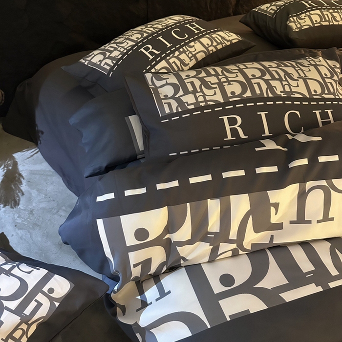 91家纺网 家纺一手货源 找家纺 色鬼 2023新款轻奢潮牌大牌风棉加绒四件套印花牛奶绒四件套 来财绒