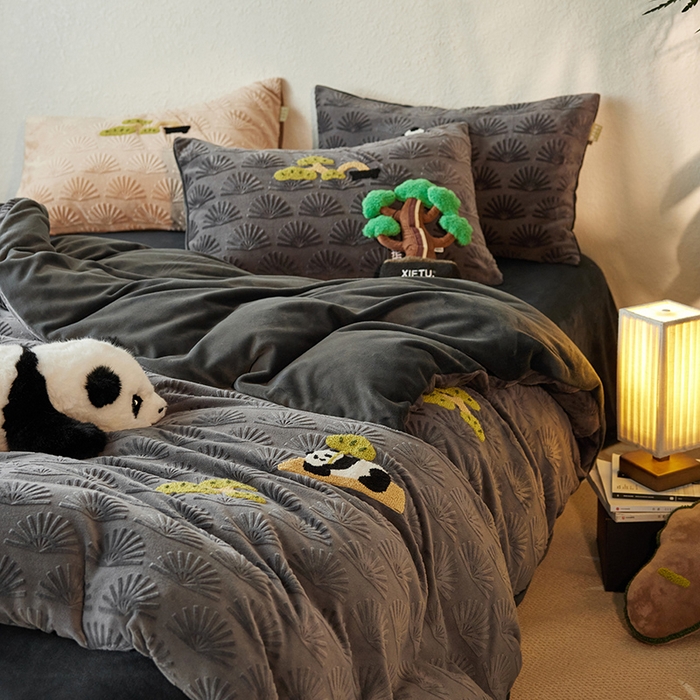 91家纺网 家纺一手货源 找家纺 安莱生活 2023新款雕花绒牛奶绒毛巾绣“青松躺平”四件套放青松-黑松