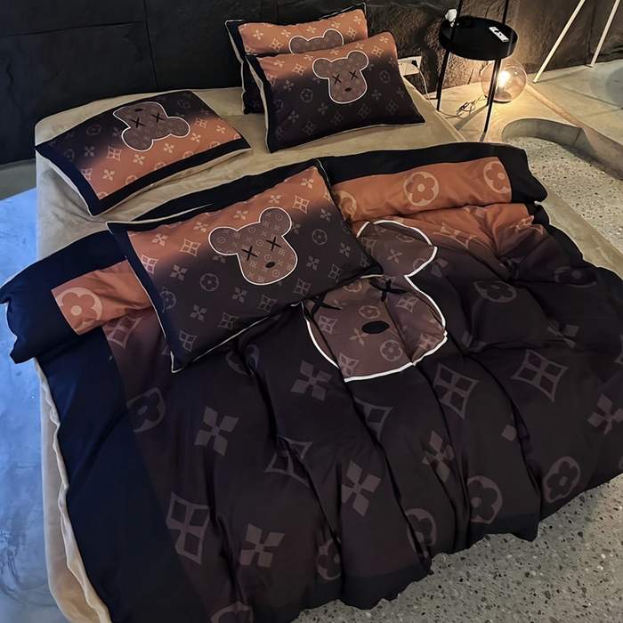 91家纺网 家纺一手货源 找家纺 色鬼 2023新款轻奢潮牌大牌风棉加绒四件套印花牛奶绒四件套 美拉熊