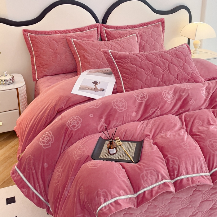 91家纺网 家纺一手货源 找家纺 优乐家纺 2025新款高克重宝宝绒夹棉床盖四件套 爱丽丝-魅力豆沙