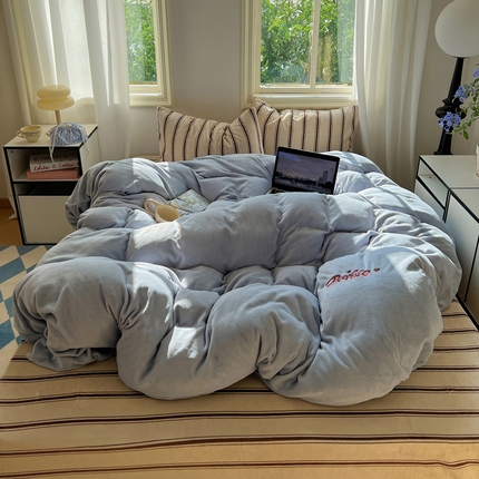 91家纺网 家纺一手货源 找家纺 （总）塔塔家居 2025新款美式混搭小刺绣牛奶绒四件套