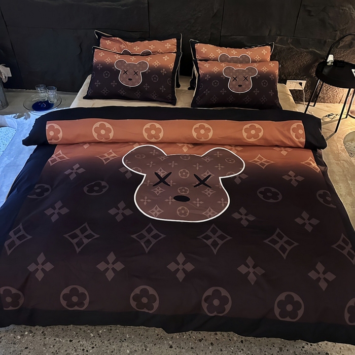 91家纺网 家纺一手货源 找家纺 色鬼 2023新款轻奢潮牌大牌风棉加绒四件套印花牛奶绒四件套 美拉熊
