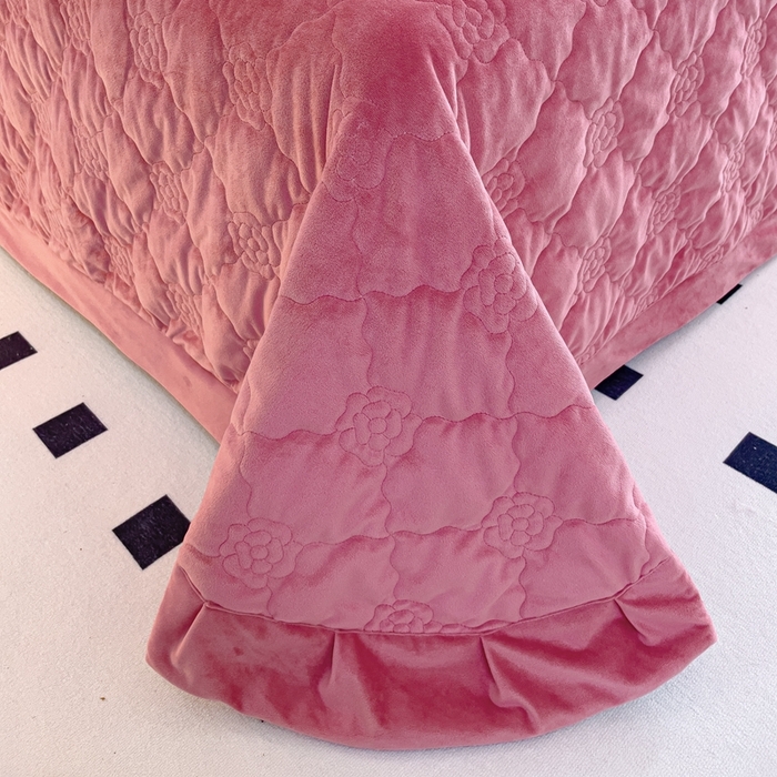 91家纺网 家纺一手货源 找家纺 优乐家纺 2025新款高克重宝宝绒夹棉床盖四件套 爱丽丝-魅力豆沙