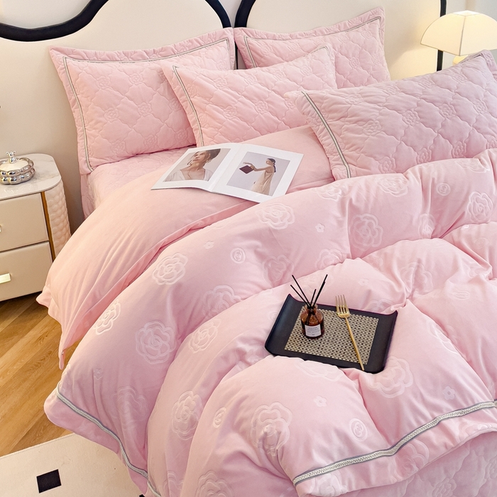 91家纺网 家纺一手货源 找家纺 优乐家纺 2025新款高克重宝宝绒夹棉床盖四件套 爱丽丝-爱情粉