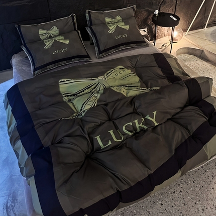 91家纺网 家纺一手货源 找家纺 色鬼 2023新款轻奢潮牌大牌风棉加绒四件套印花牛奶绒四件套 lucky绿