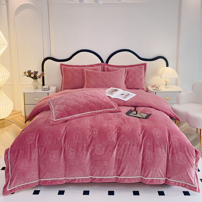 91家纺网 家纺一手货源 找家纺 优乐家纺 2025新款高克重宝宝绒夹棉床盖四件套 爱丽丝-魅力豆沙