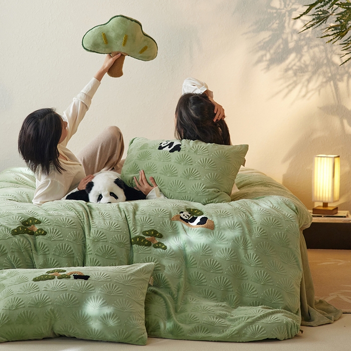 91家纺网 家纺一手货源 找家纺 （总）安莱生活2023新款雕花绒牛奶绒毛巾绣“青松躺平”四件套-风格一