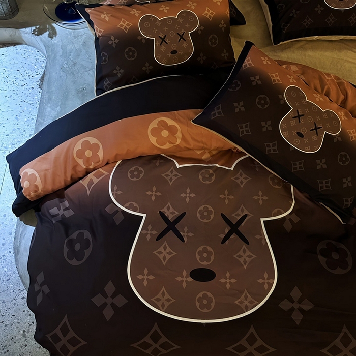 91家纺网 家纺一手货源 找家纺 色鬼 2023新款轻奢潮牌大牌风棉加绒四件套印花牛奶绒四件套 美拉熊