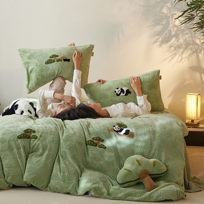 91家纺网 家纺一手货源 找家纺 （总）安莱生活2023新款雕花绒牛奶绒毛巾绣“青松躺平”四件套-风格一