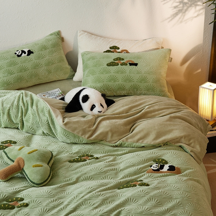 91家纺网 家纺一手货源 找家纺 （总）安莱生活2023新款雕花绒牛奶绒毛巾绣“青松躺平”四件套-风格一