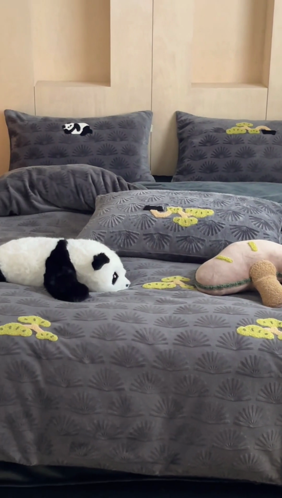 91家纺网 家纺一手货源 找家纺 安莱生活 2023新款雕花绒牛奶绒毛巾绣青松躺平四件套 放青松-黑松