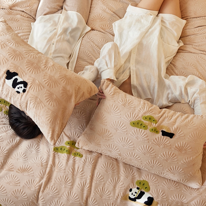 91家纺网 家纺一手货源 找家纺 安莱生活 2023新款雕花绒牛奶绒毛巾绣“青松躺平”四件套放青松-棕松