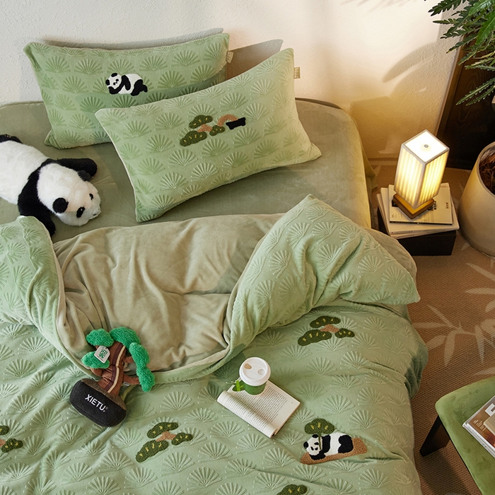 91家纺网 家纺一手货源 找家纺 （总）安莱生活2023新款雕花绒牛奶绒毛巾绣“青松躺平”四件套-风格一